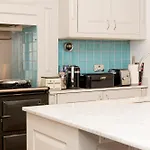 3Br 3Lvl Home, Garden & Parking, 5Min Greenwich St