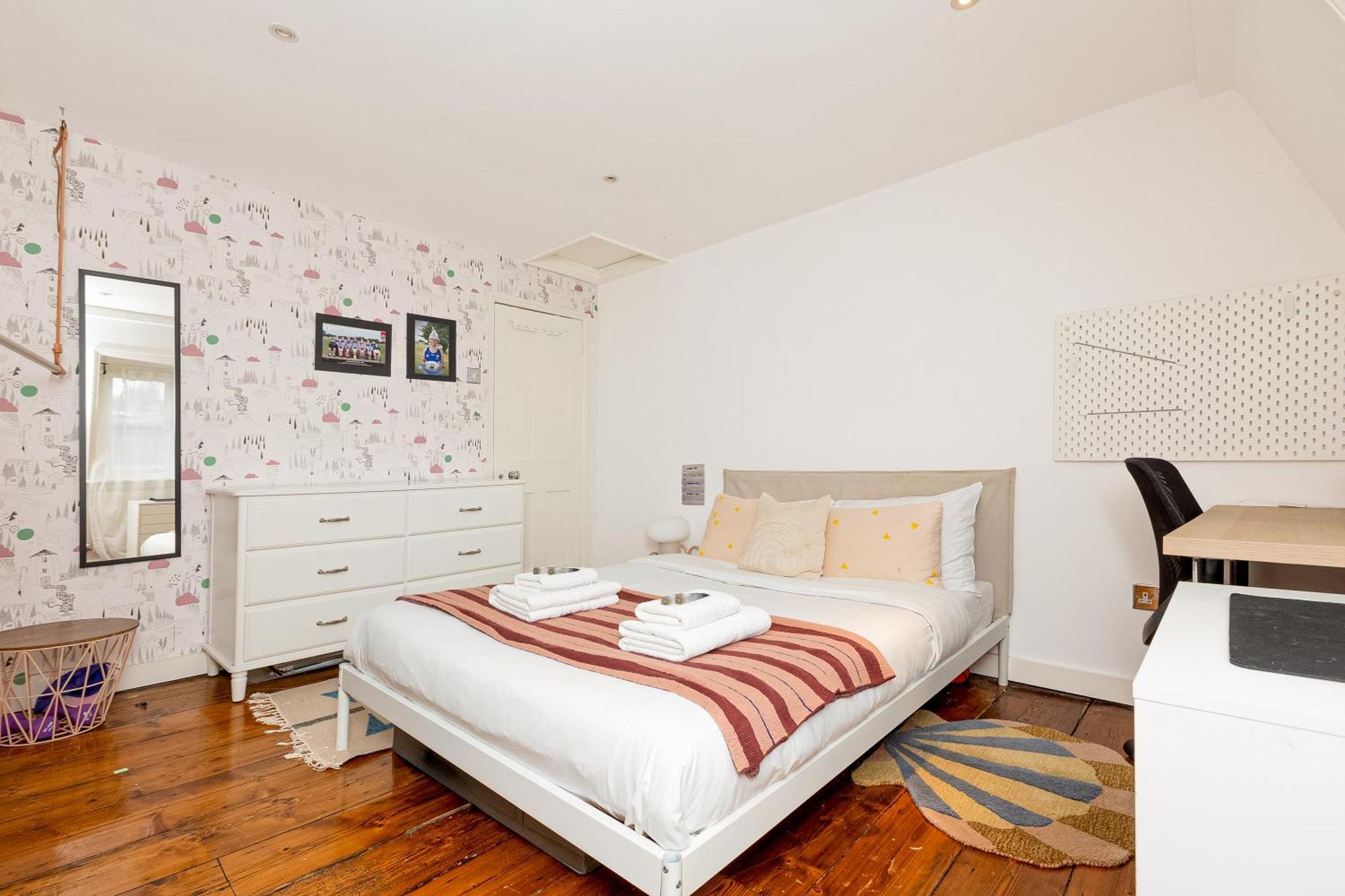 3br 3lvl Home, Garden & Parking, 5min Greenwich St Apartment *